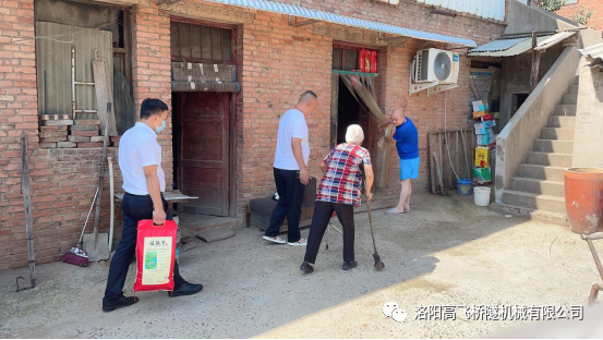 進(jìn)萬(wàn)家門(mén)、知萬(wàn)家情、解萬(wàn)家憂、聚萬(wàn)家心--人大代表訪民情